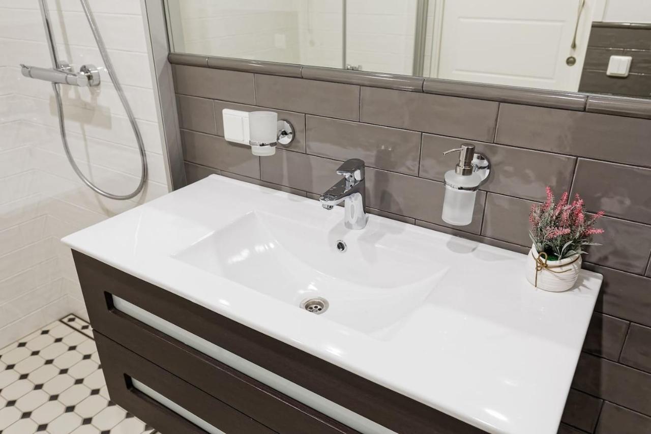 Central Apartments, Quiet With Free Parking And Ac. 탈린 외부 사진